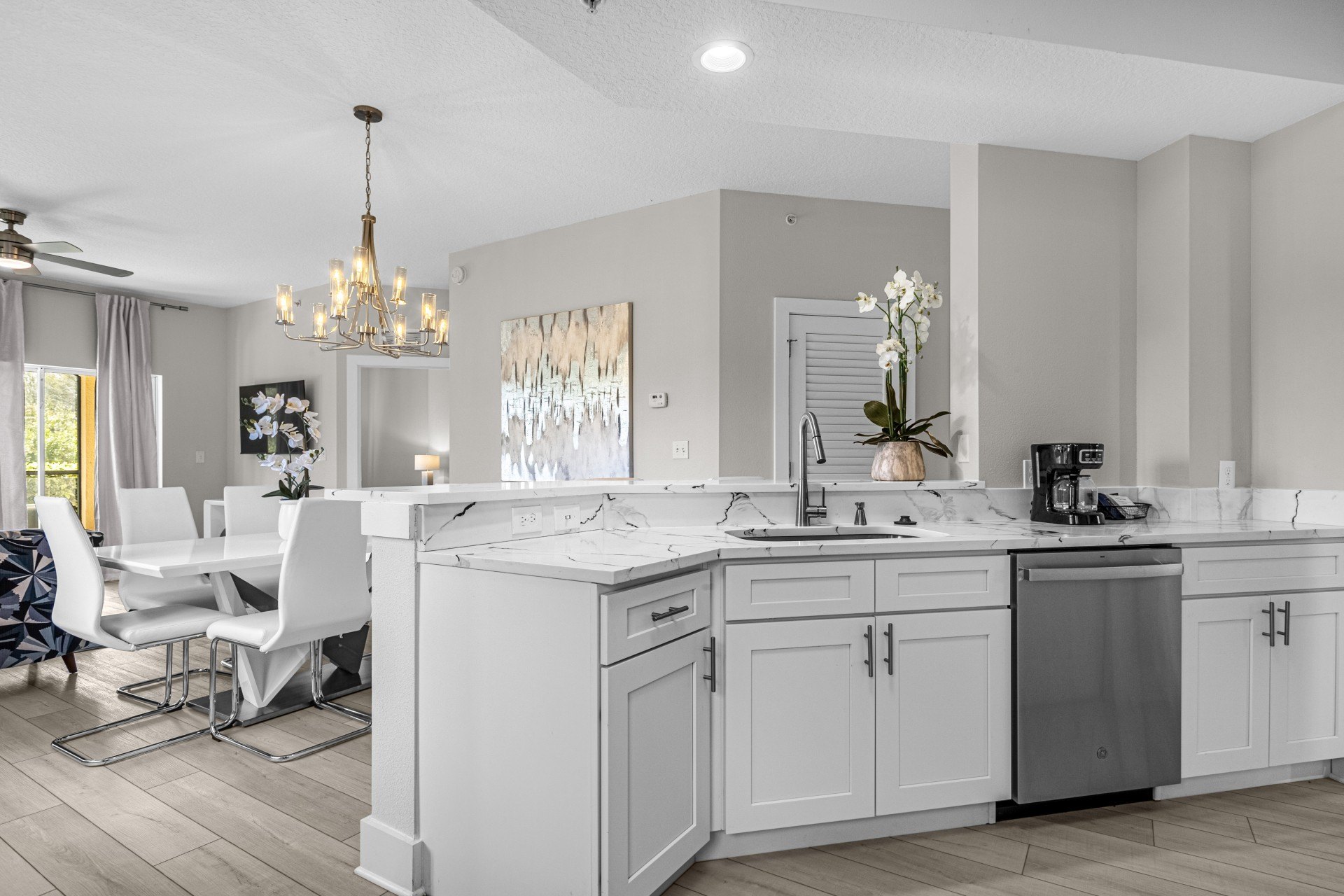 Estate Suite open kitchen and dining area with breakfast bar seating
