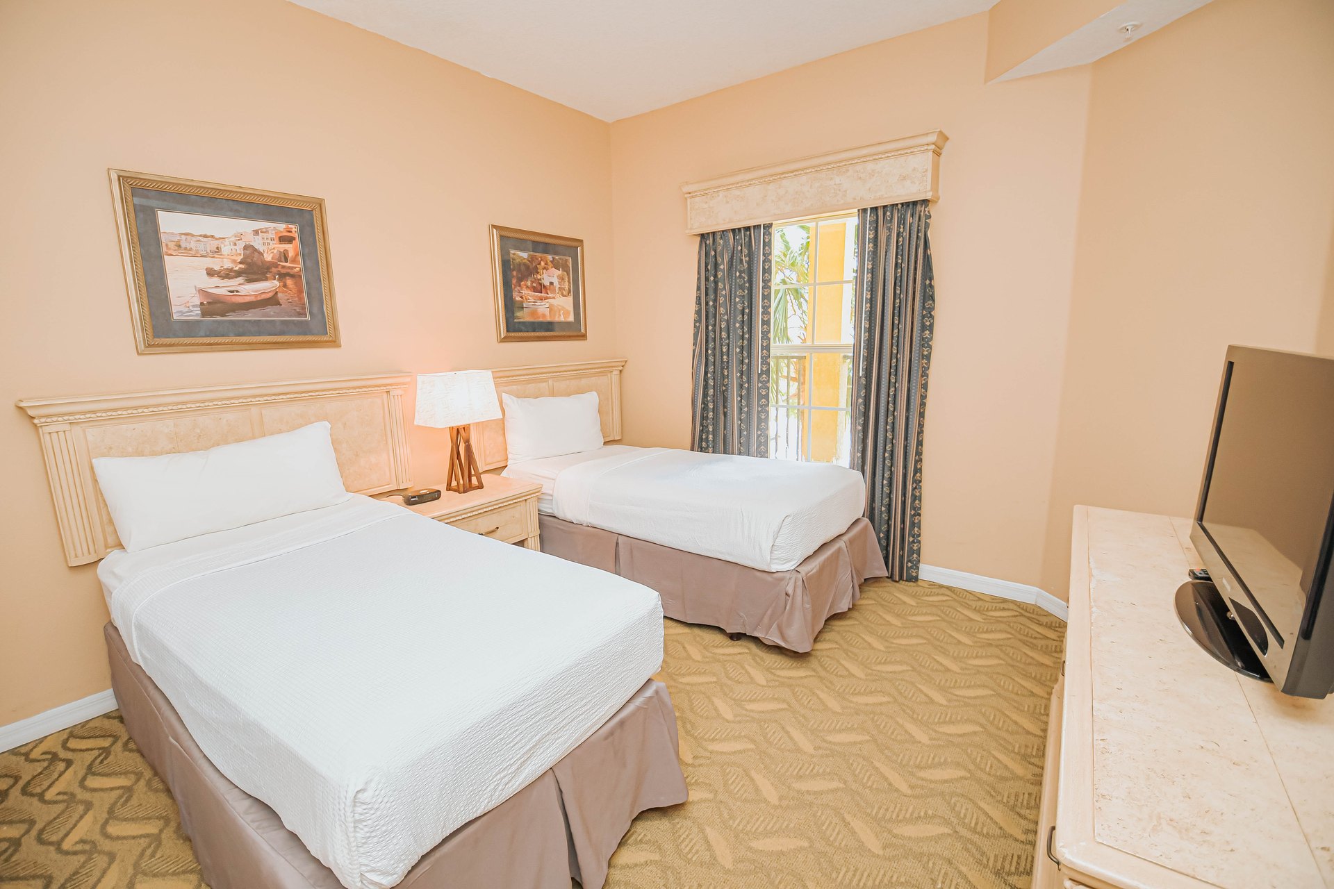 Deluxe Suite second bedroom with two twin beds